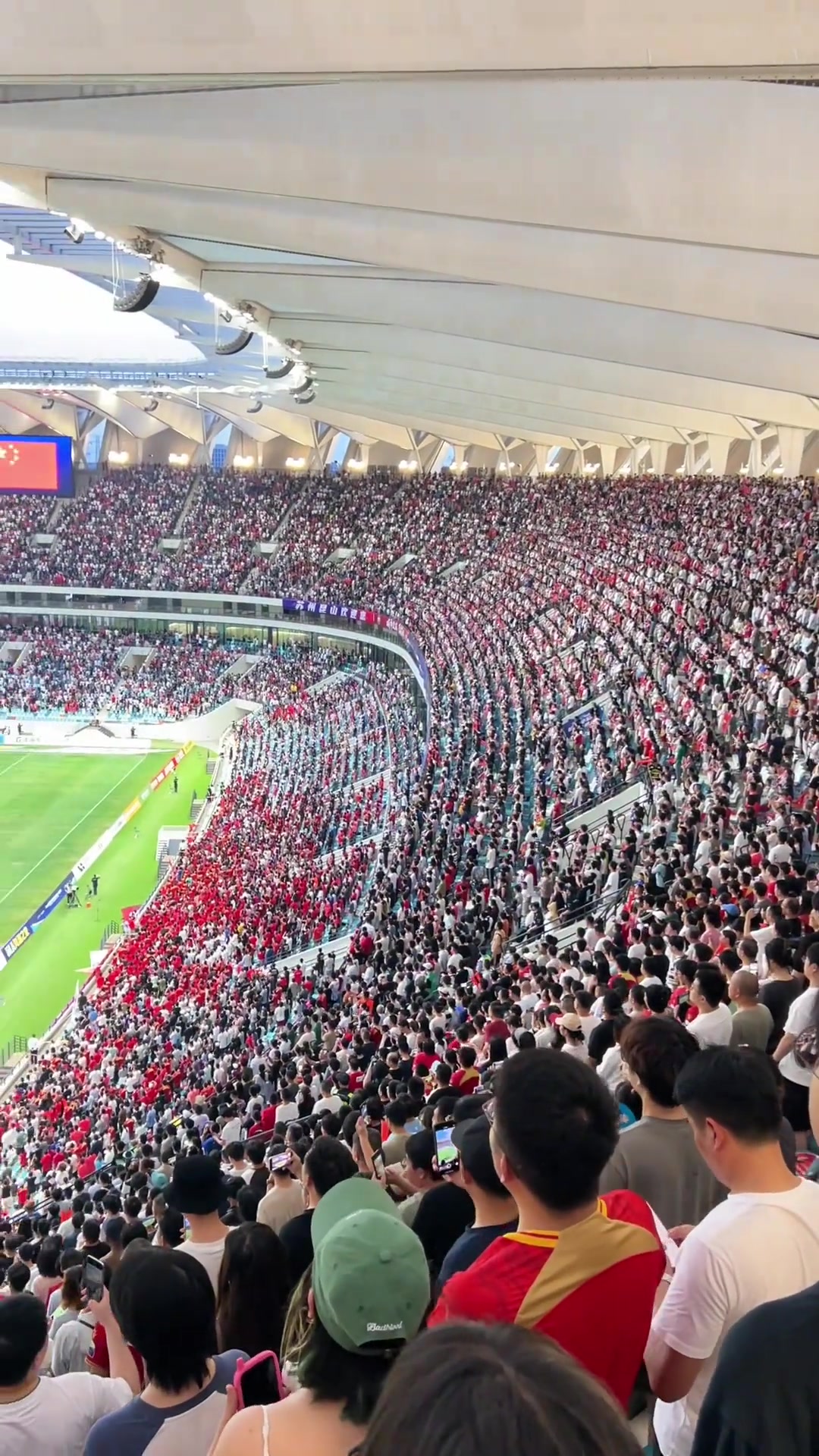 蘇超專業(yè)足球場球迷直言堪比歐冠決賽