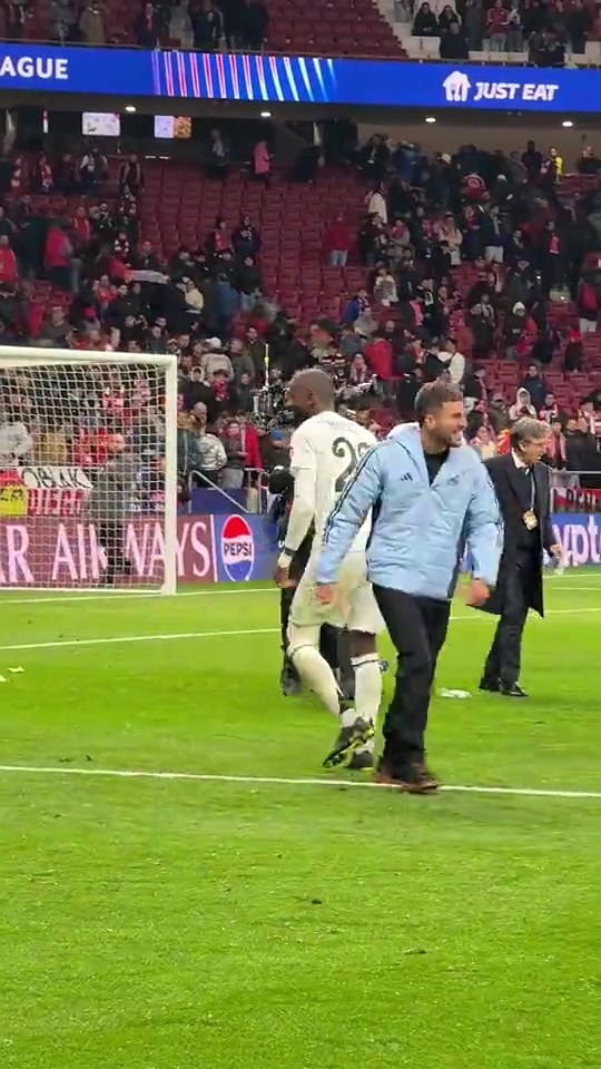 此前呂迪格向馬競球迷做斗牛士動作馬競球迷回擊礦泉水瓶