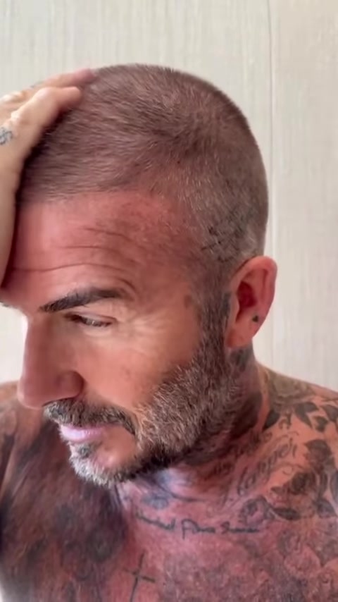 強(qiáng)者發(fā)型貝克漢姆的頭發(fā)被剃光了而且還剃禿了一塊