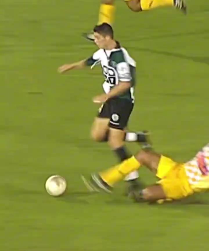 2002年的這一天C羅在葡萄牙體育打進(jìn)了他的第一個職業(yè)進(jìn)球