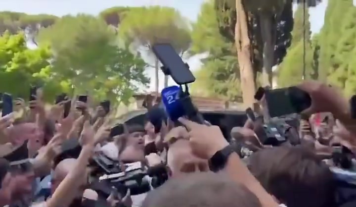 太熱情了德布勞內(nèi)抵達那不勒準備體檢大批球迷和媒體等候