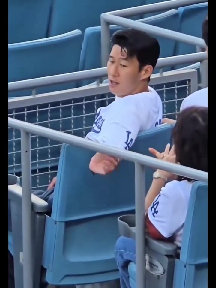 臨時(shí)保管一下孫興慜從媽媽那里得到了一枚戒指并戴上了它