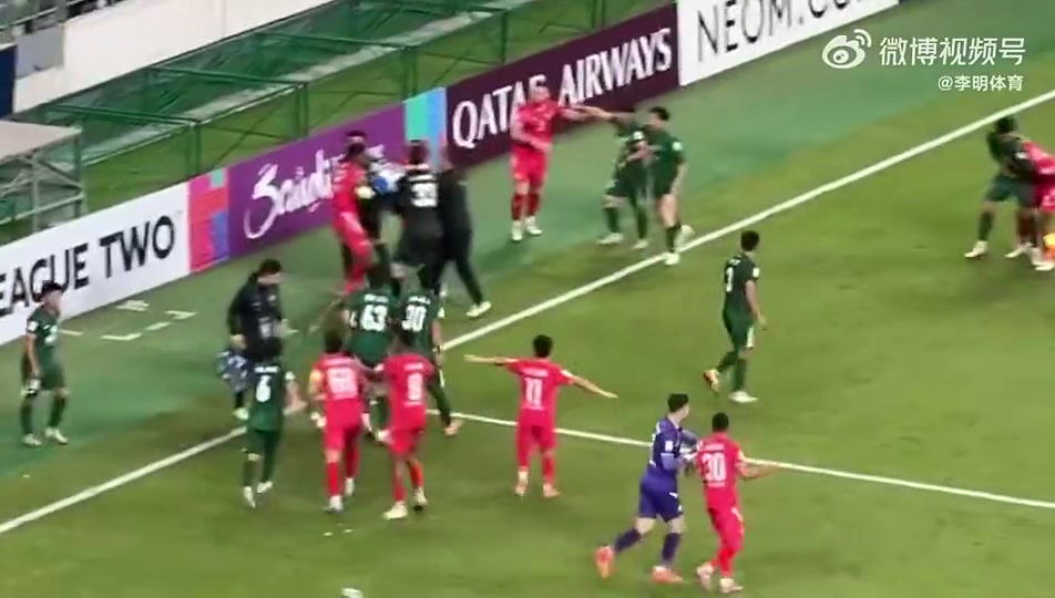 打起來了國安河內(nèi)爆發(fā)激烈沖突觀眾朝場內(nèi)扔水瓶