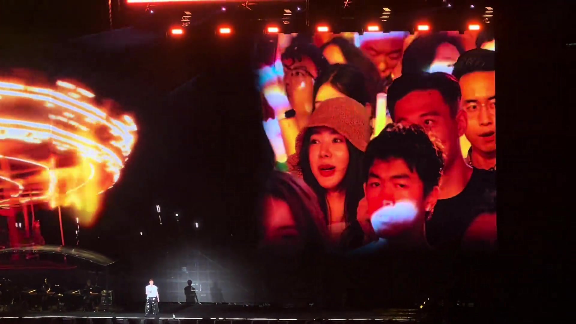 原來你也是粉絲李榮浩演唱會大屏幕上捉到蔣圣龍