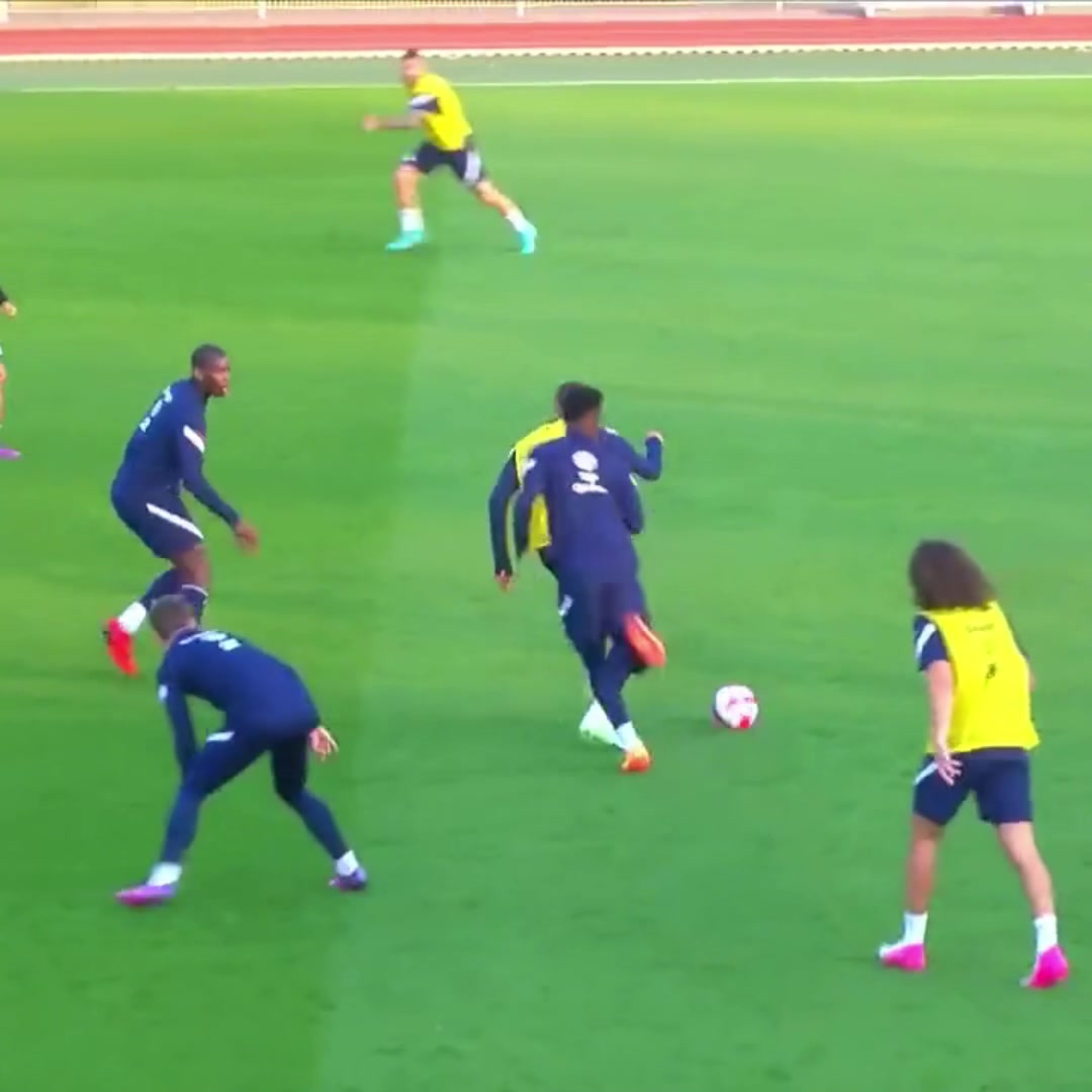 極強(qiáng)的個(gè)人能力法國(guó)隊(duì)訓(xùn)練賽姆巴佩打入精彩一球