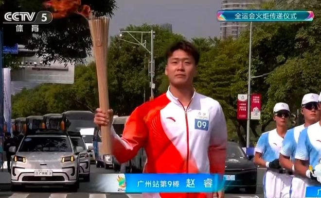 男籃隊長趙睿完成全運(yùn)火炬?zhèn)鬟f：代表國傢隊大集體 非常榮幸