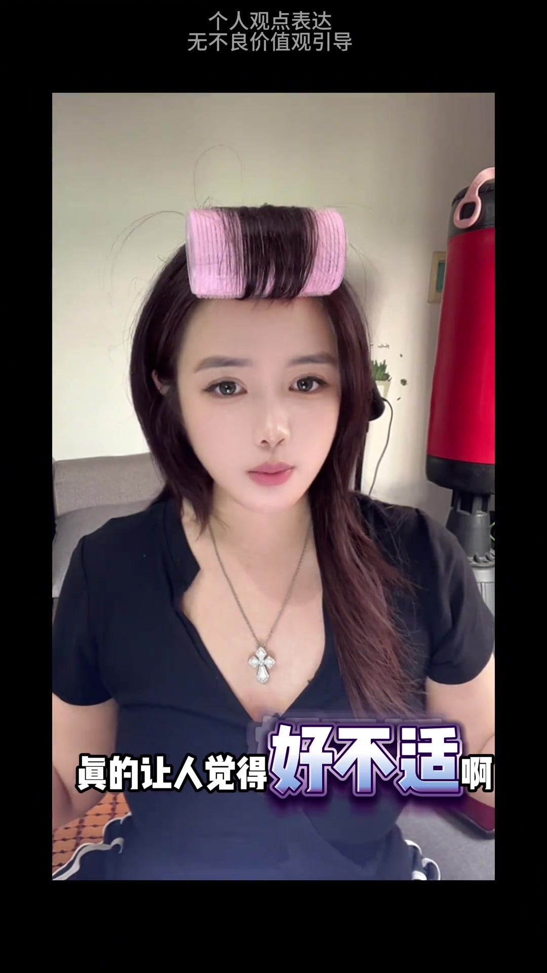 女生心疼張?jiān)⒋┣鍥鲆路_球到底是誰在逼迫她