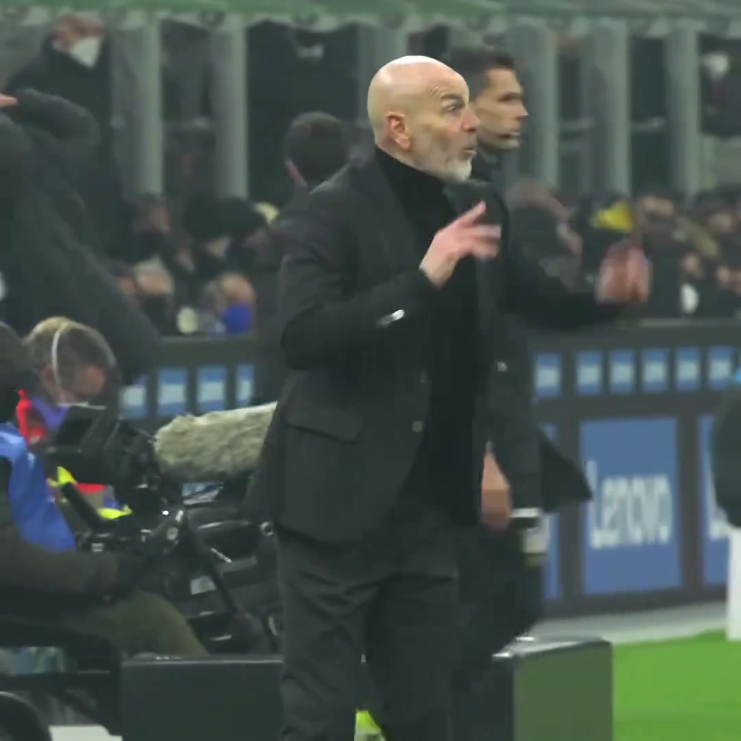 AC米蘭戰(zhàn)勝國(guó)米成功在聯(lián)賽登頂大家一起相擁慶祝的畫面依然清晰