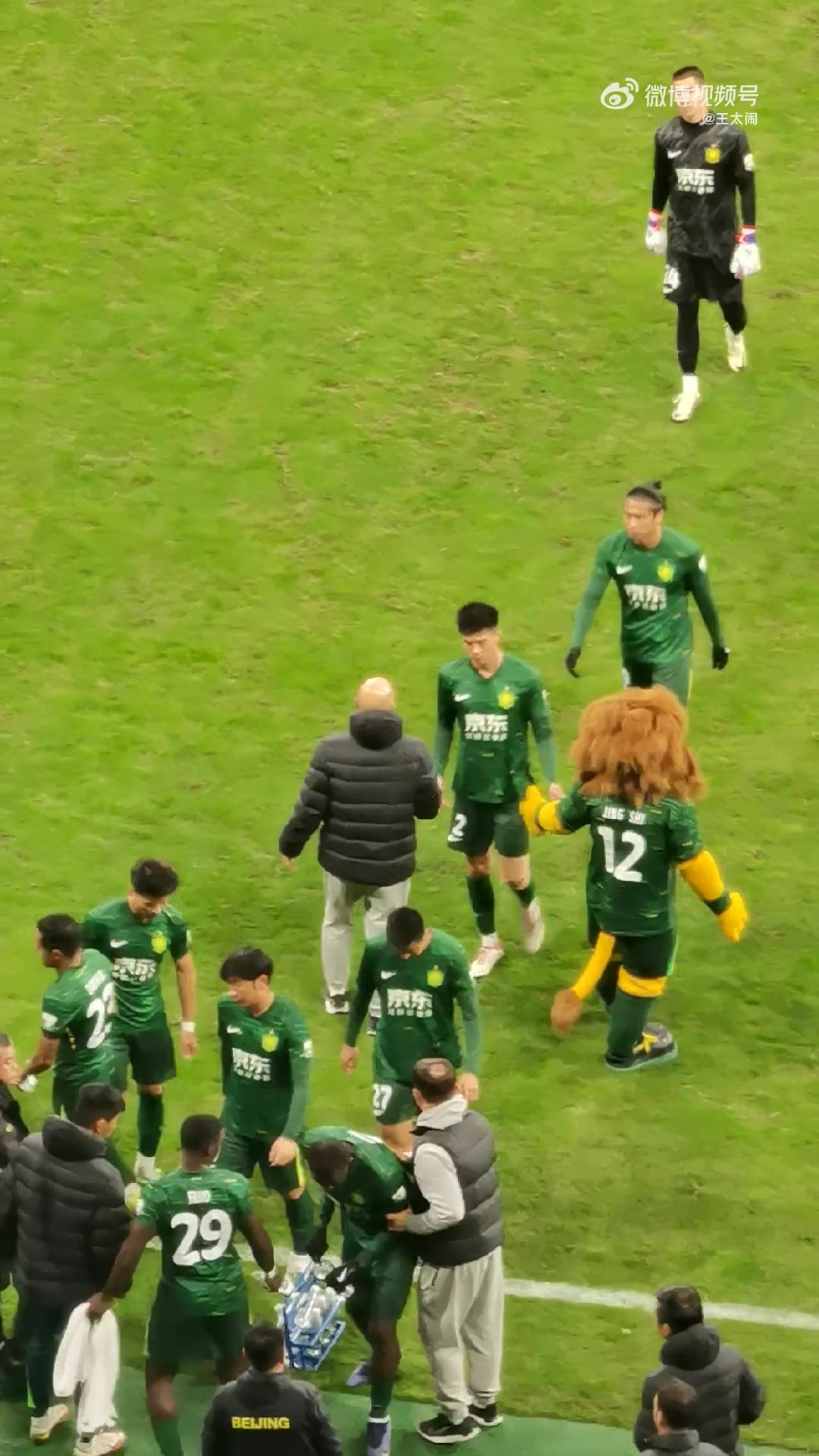 恩加德烏賽后怒摔水瓶球迷你還來勁了四個球有倆都是你失誤