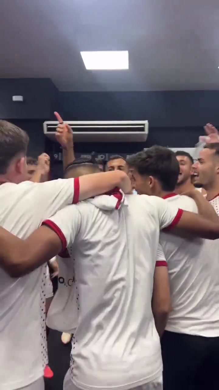 十年來首勝塞維利亞4-1大勝巴薩賽后球員們在更衣室瘋狂慶祝