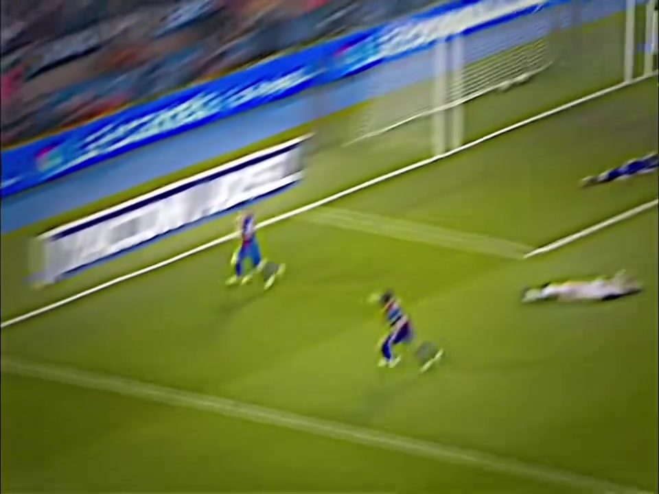 永遠(yuǎn)的禁區(qū)殺手這么多年梅西在禁區(qū)的敏銳嗅覺一直沒有改變