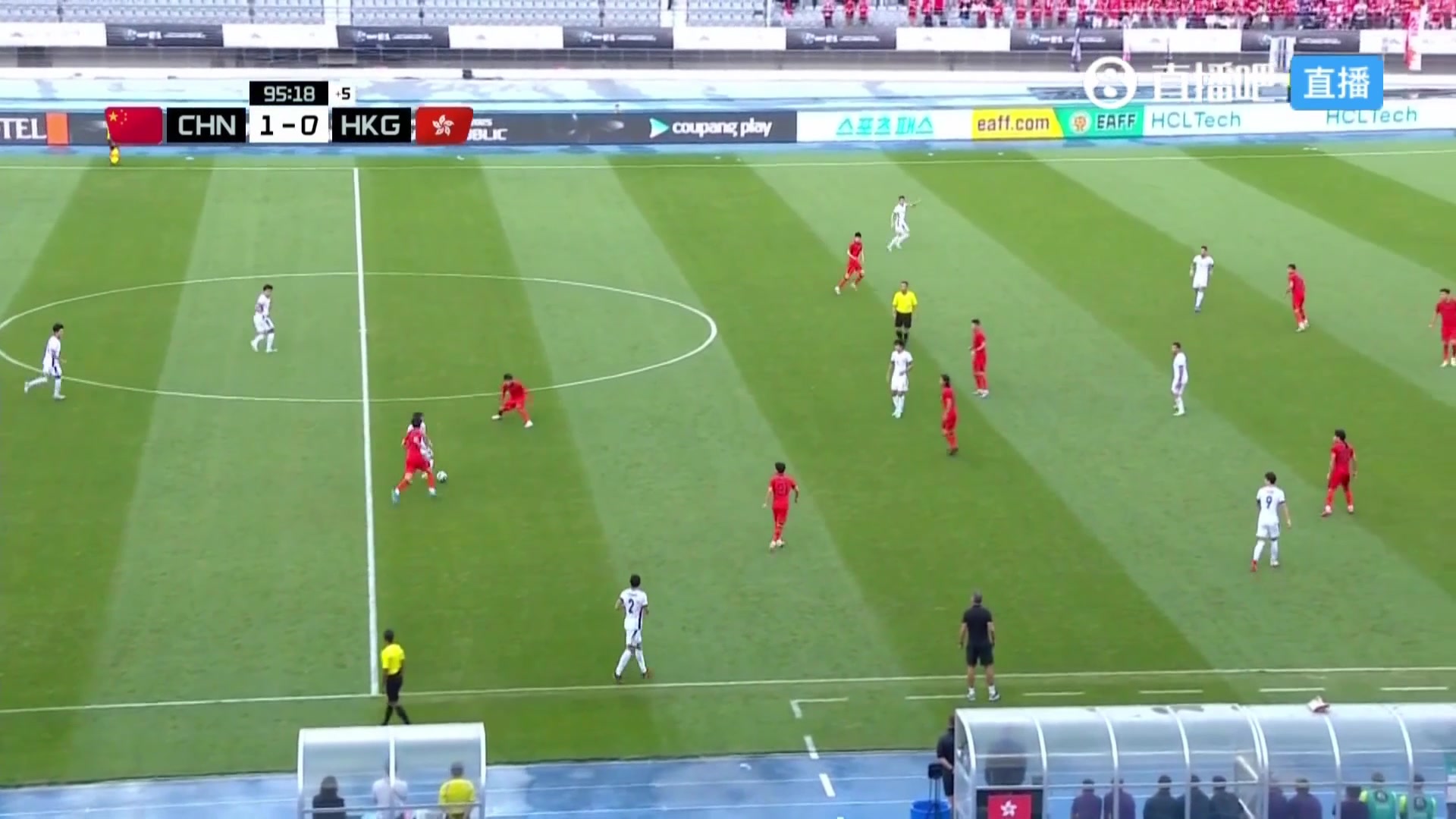 沒(méi)事吧蒯紀(jì)聞終場(chǎng)時(shí)被中國(guó)香港球員擊倒現(xiàn)場(chǎng)捂臉倒地