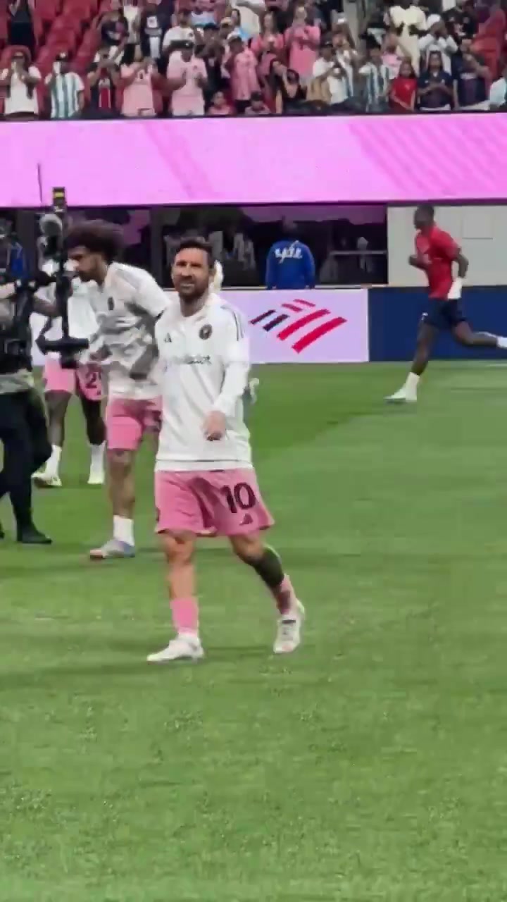 梅西看到不好意思了老奶奶手持玫瑰舉標(biāo)語年齡只是一個(gè)數(shù)字