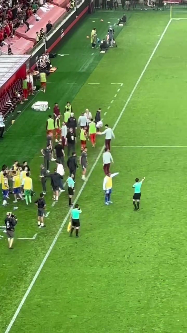 現(xiàn)場(chǎng)實(shí)拍于漢超和李帥發(fā)生口角球迷高喊李帥SB