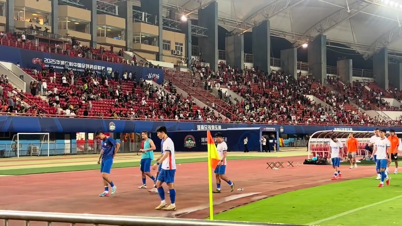 泰山隊遺憾收獲平局球員落寞球迷高唱助威歌