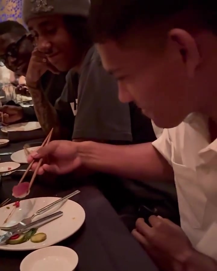 曼聯(lián)球員團建聚餐迭戈-萊昂第一次嘗試用筷子吃東西