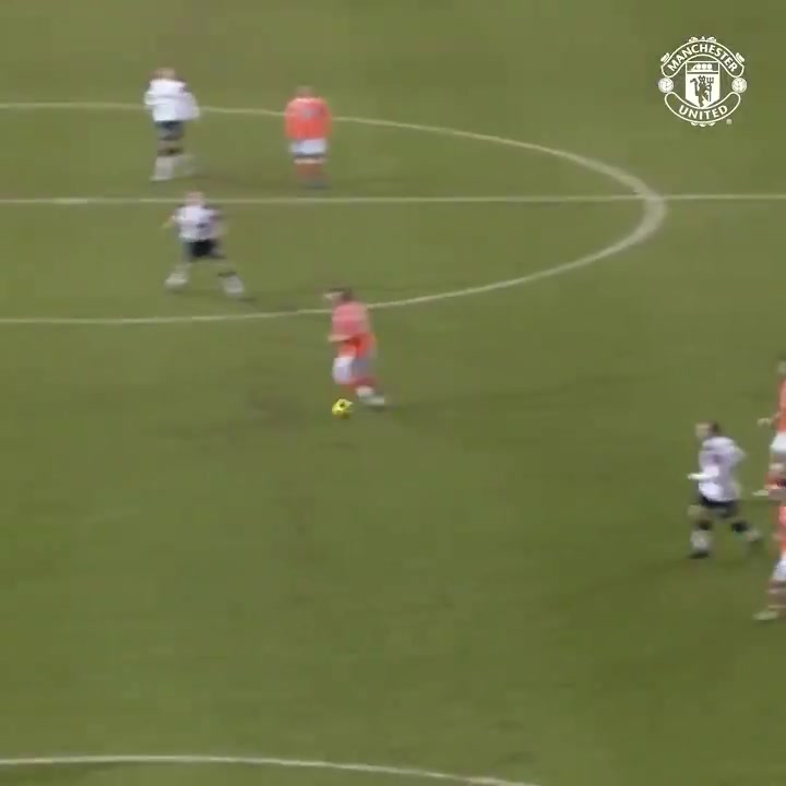 球像黏在腳上一樣貝爾巴托夫不愧是瀟灑哥