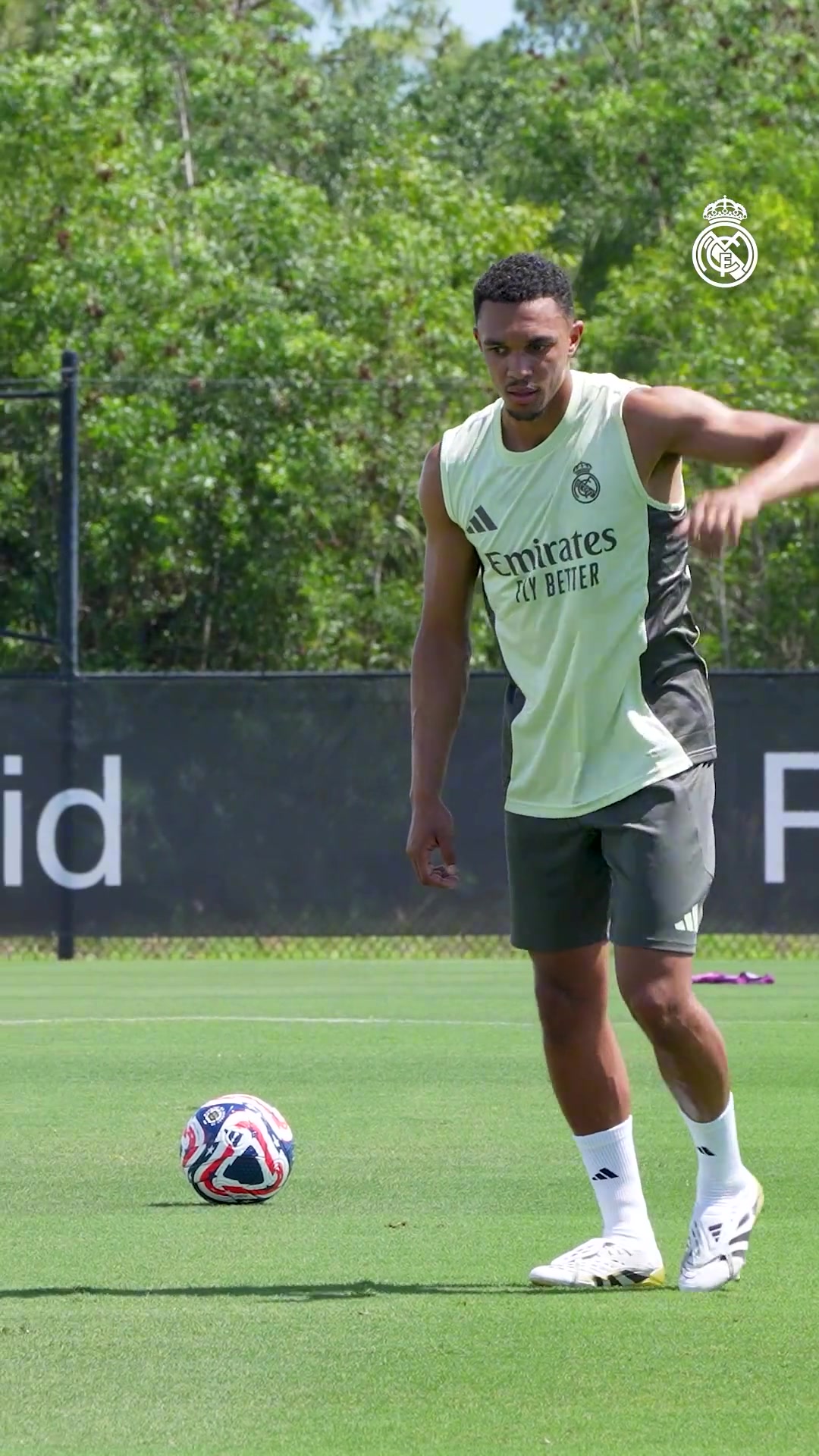 阿諾德人和鞋都特帥但這濃密的腋毛都給人家拍下來(lái)了