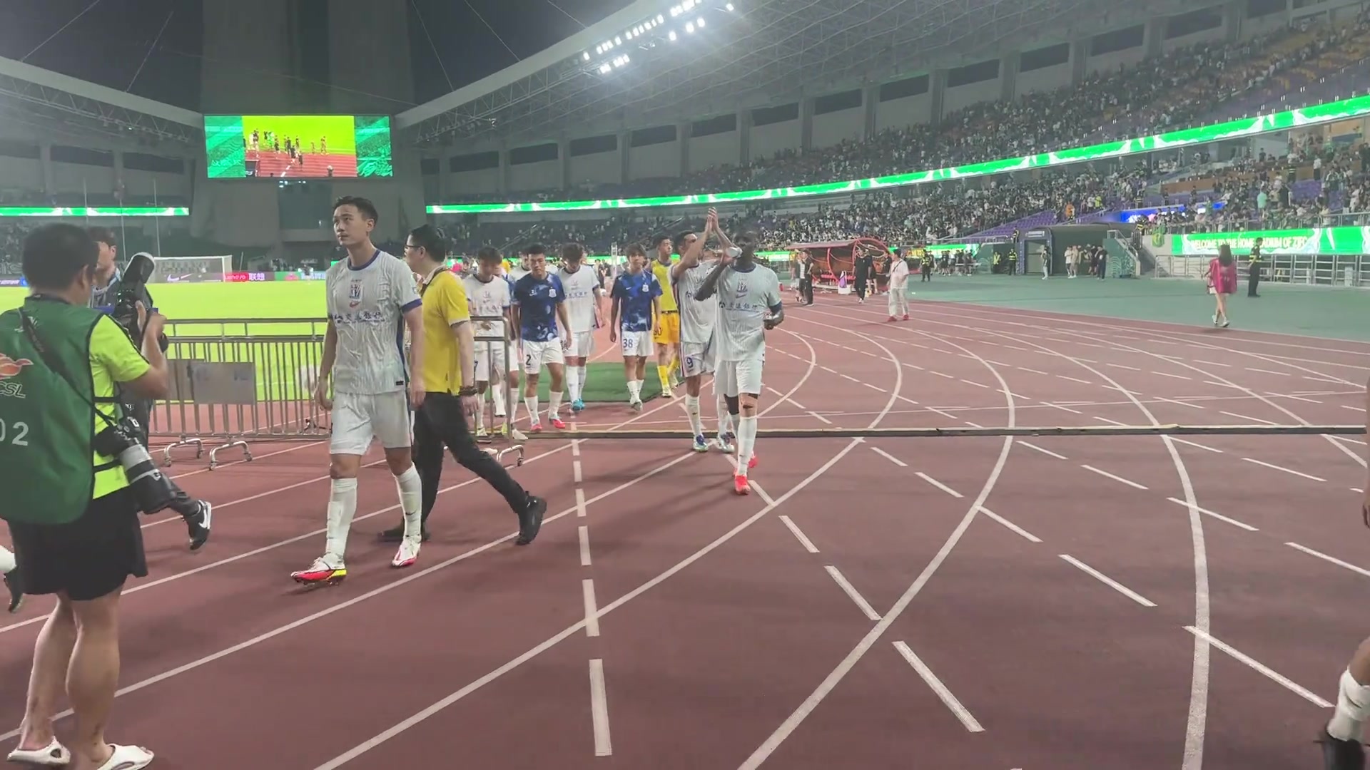 申花憾平浙江賽后吳曦一瘸一拐帶領(lǐng)全隊向申花遠征軍謝場