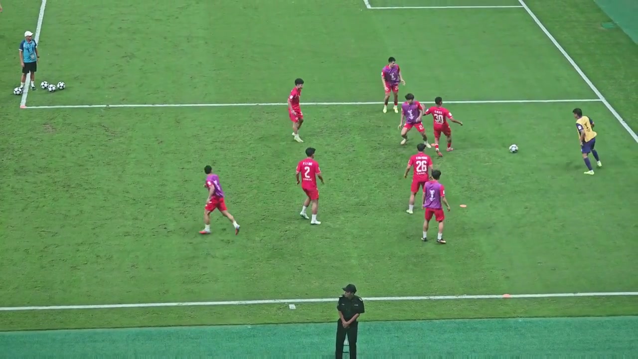 現(xiàn)場國安球迷中場休息看看人家的替補訓(xùn)練再看看自己的