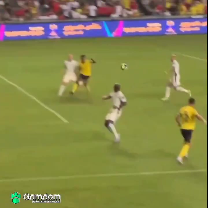 再現(xiàn)單車少年40歲的C羅單車踩得依舊絲滑