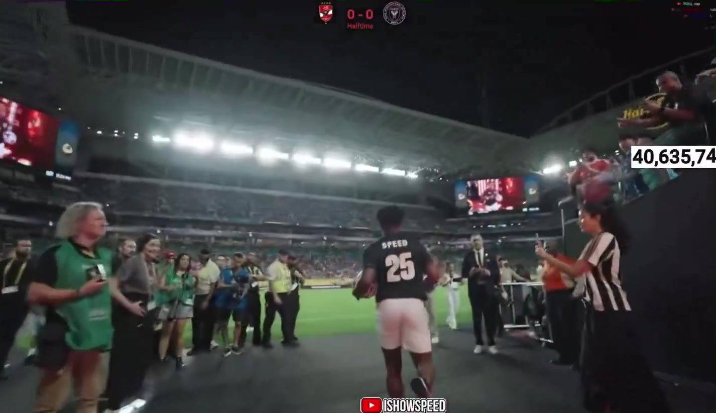 甲亢哥是真有牌面和梅西在同一個(gè)球場上踢球觀眾們瘋狂了