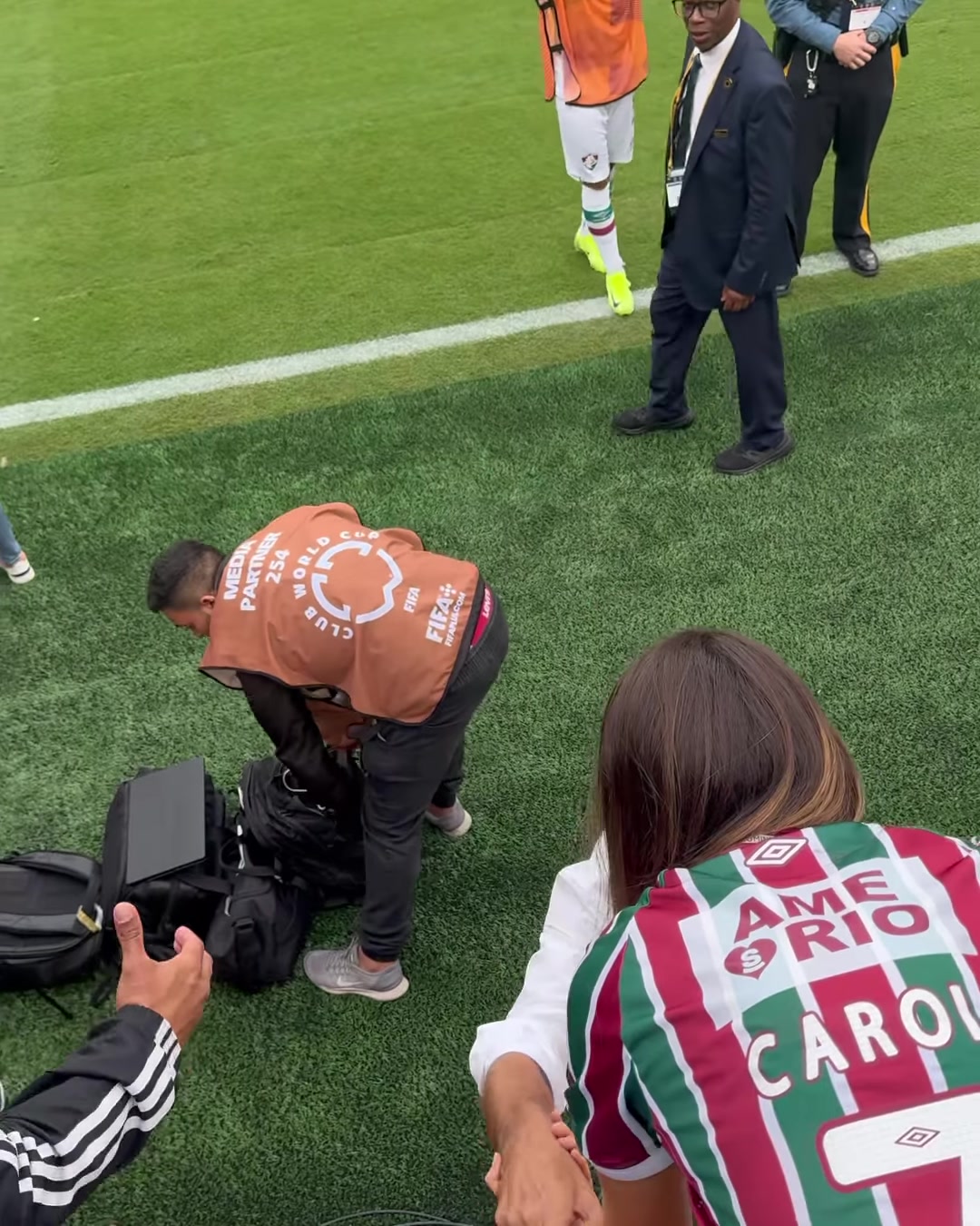 攝影師捕捉到了最精彩的部分這里是球場你倆能不能留點(diǎn)心