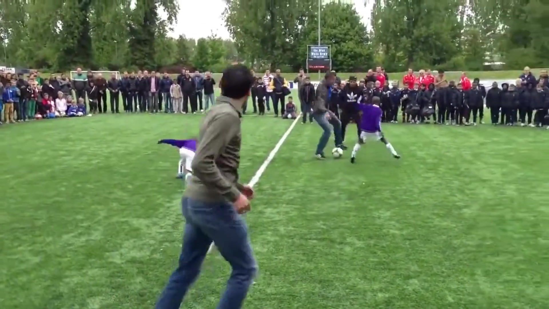 范佩西訓(xùn)小球員去你們的足球夢