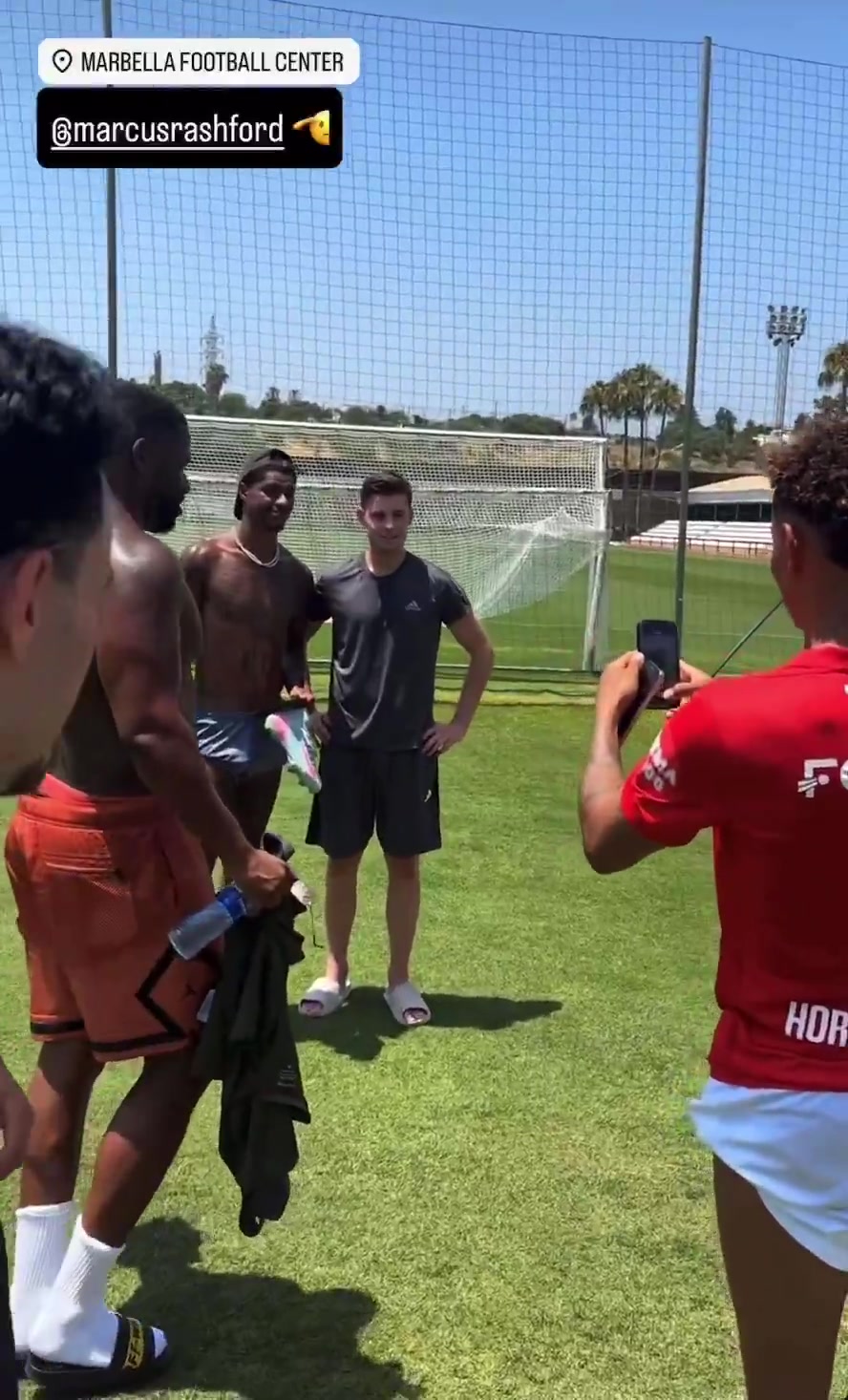 拉什福德在西班牙備戰(zhàn)新賽季不得不說拉什福德身材還不錯