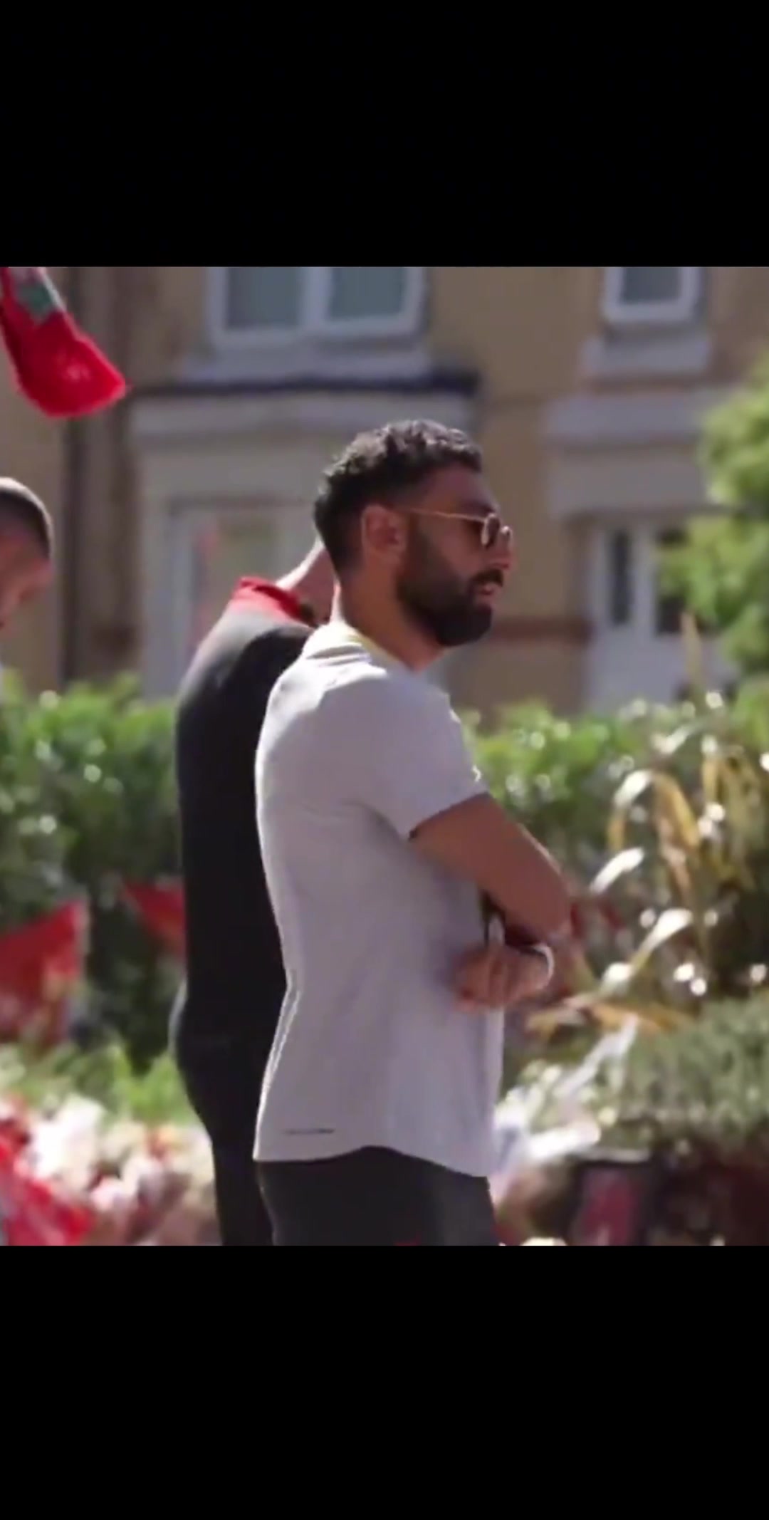 難過薩拉赫范迪克在安菲爾德球場(chǎng)外緬懷若塔神情落寞