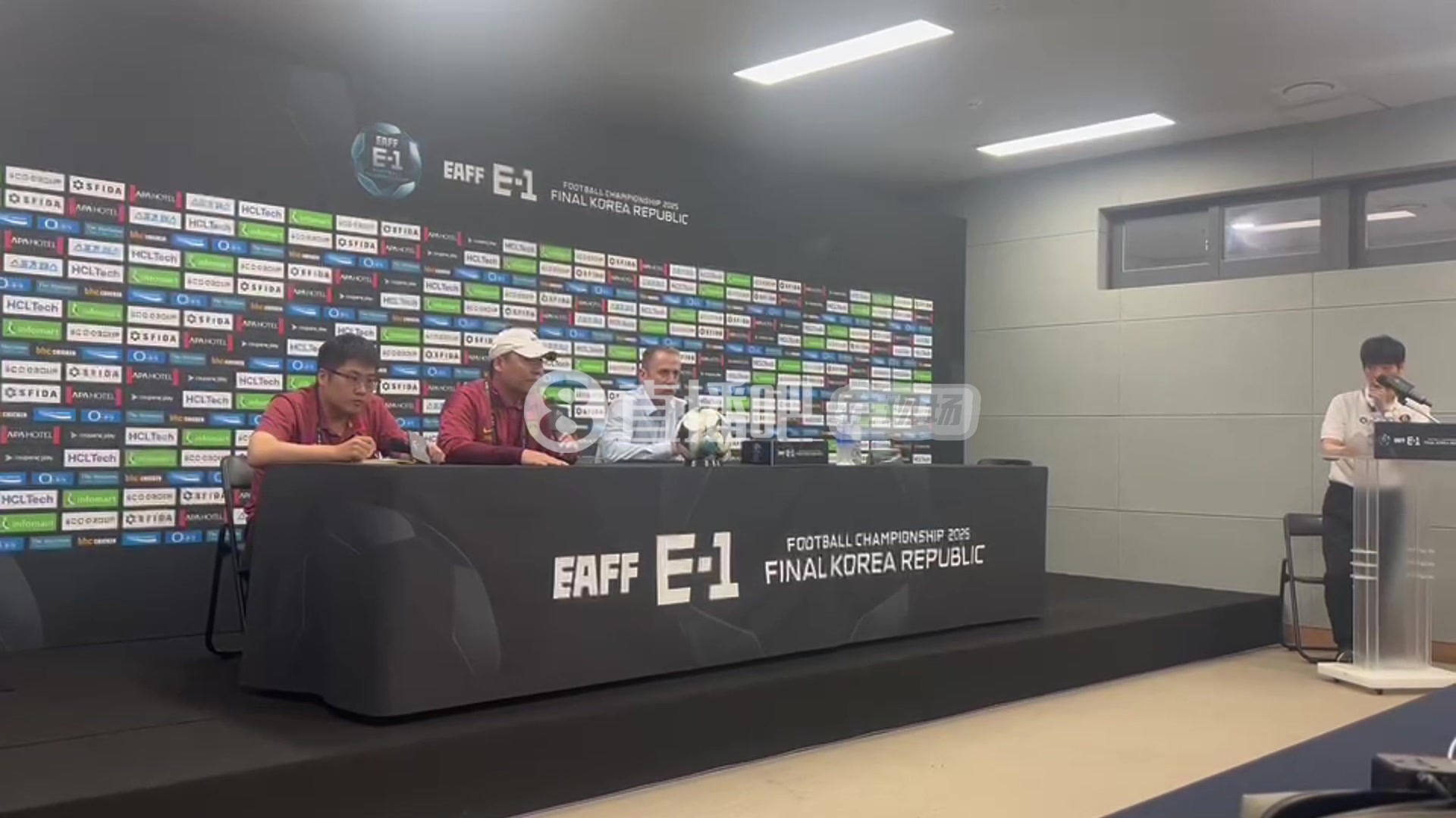 國(guó)足后衛(wèi)總是出問(wèn)題久帥皇馬的高水平后衛(wèi)也有這樣的時(shí)候