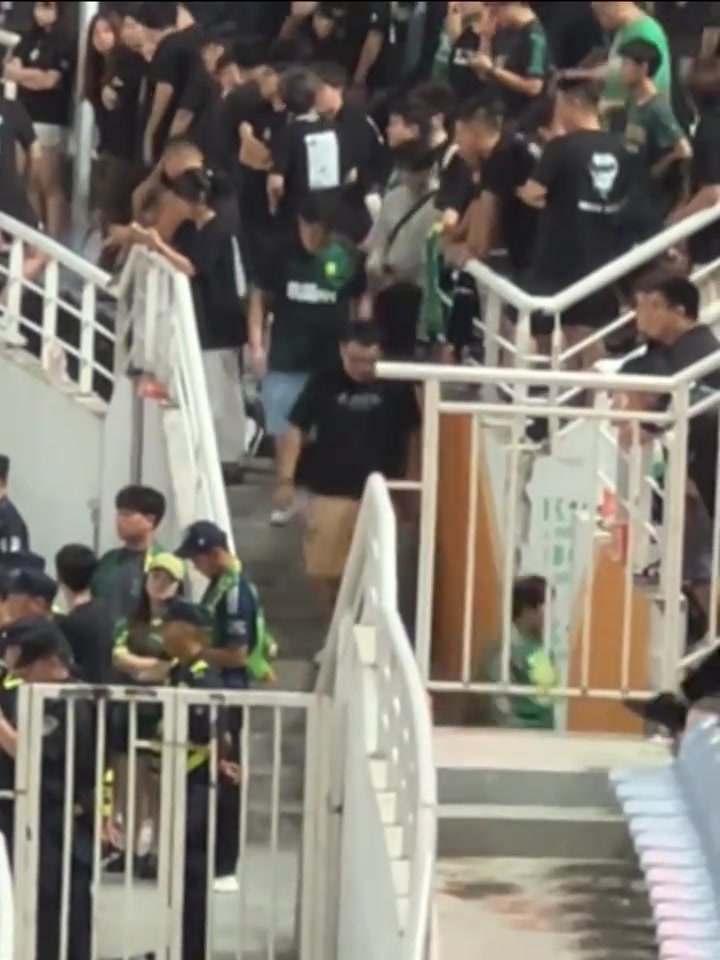 慘不忍睹實拍遠征濟南奧體的國安球迷提前退場