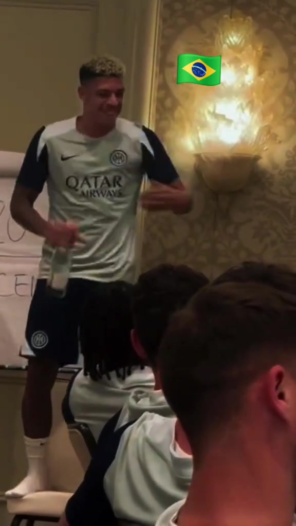 新人常規(guī)節(jié)目來看國米新援恩里克亮相儀式時獻(xiàn)歌一曲