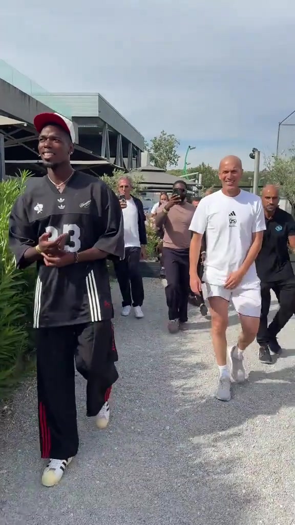 博格巴也是好起來了能和齊達(dá)內(nèi)一起參加活動(dòng)了齊祖真低調(diào)