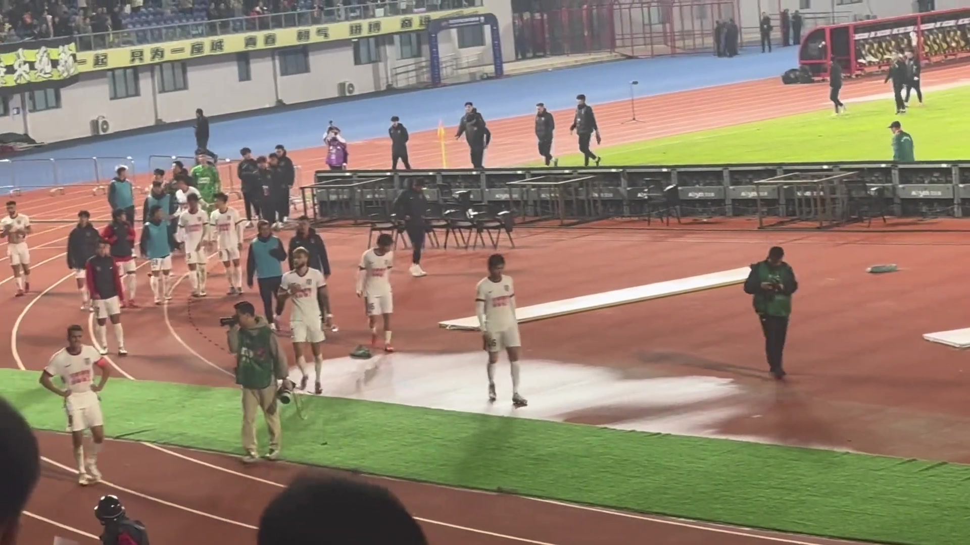 不拋棄不放棄賽后遠(yuǎn)征客場(chǎng)的蓉城球迷依然為球隊(duì)加油鼓勁