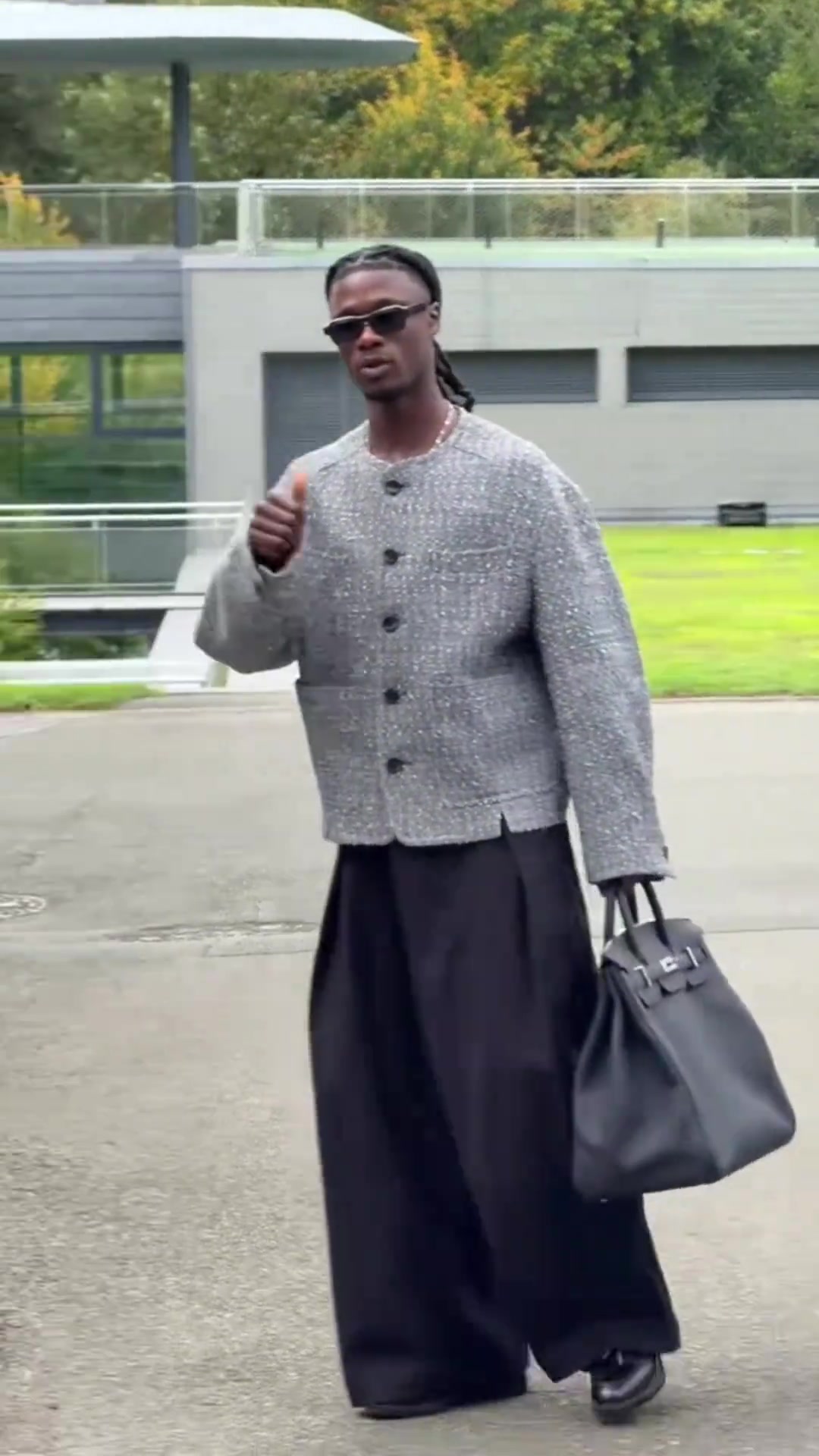 卡馬文加這不大媽穿搭嘛實(shí)在欣賞不來(lái)有錢人的穿搭