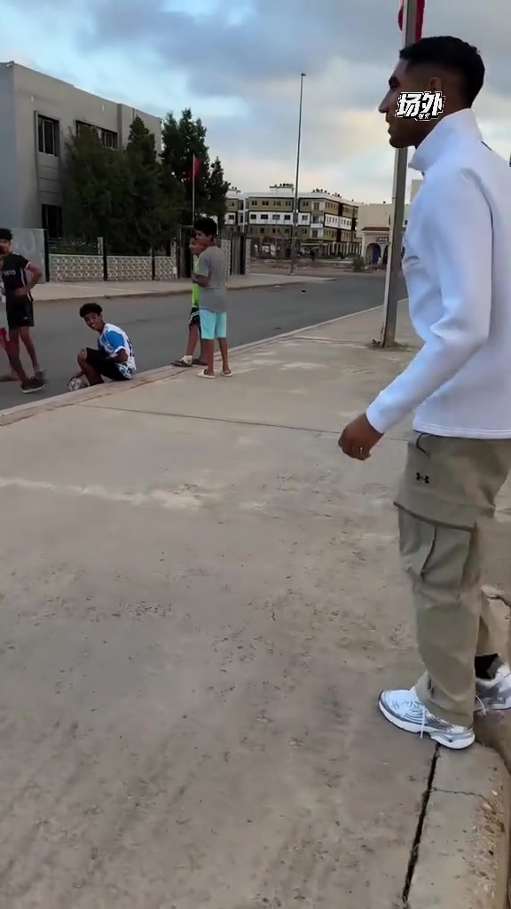 那里的足球很純粹阿什拉夫回到夢開始的地方和小球迷們踢球