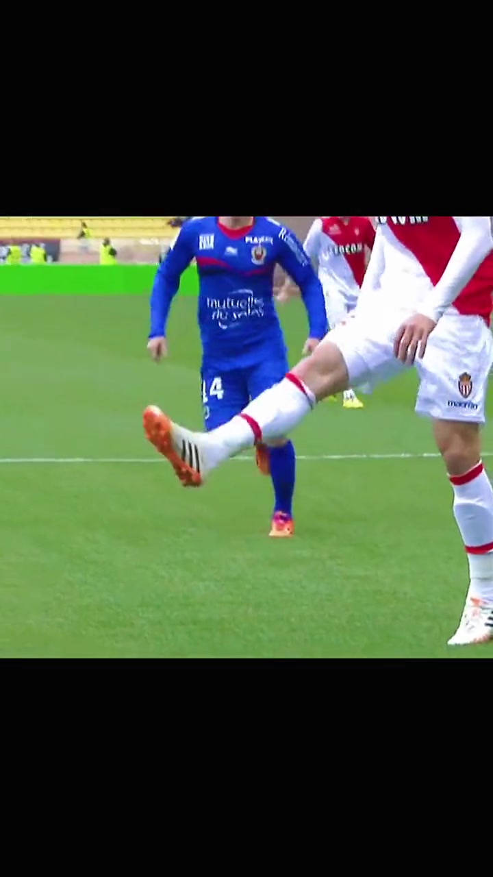 曼聯(lián)在瀟灑踢球這方面他說自己第二應該沒人爭第一