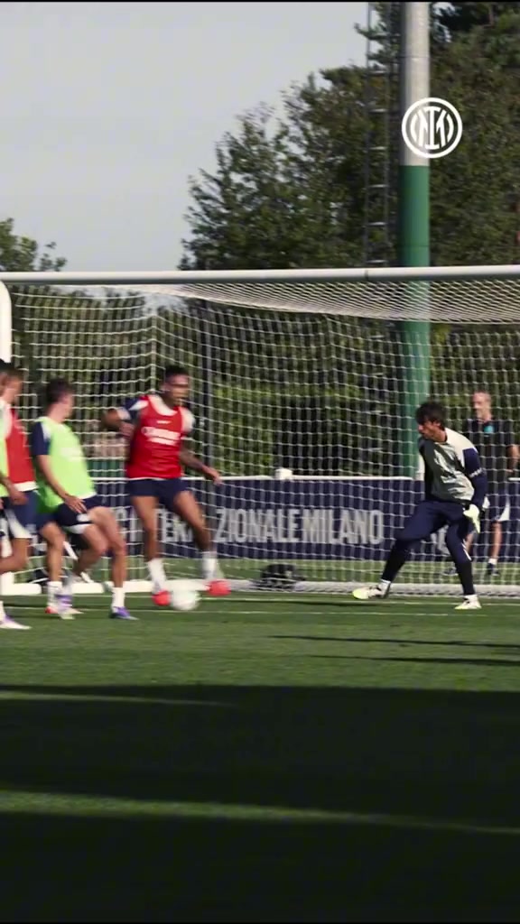 備戰(zhàn)國米球迷看上去勞塔羅在訓(xùn)練場上的腳風(fēng)還是蠻順的