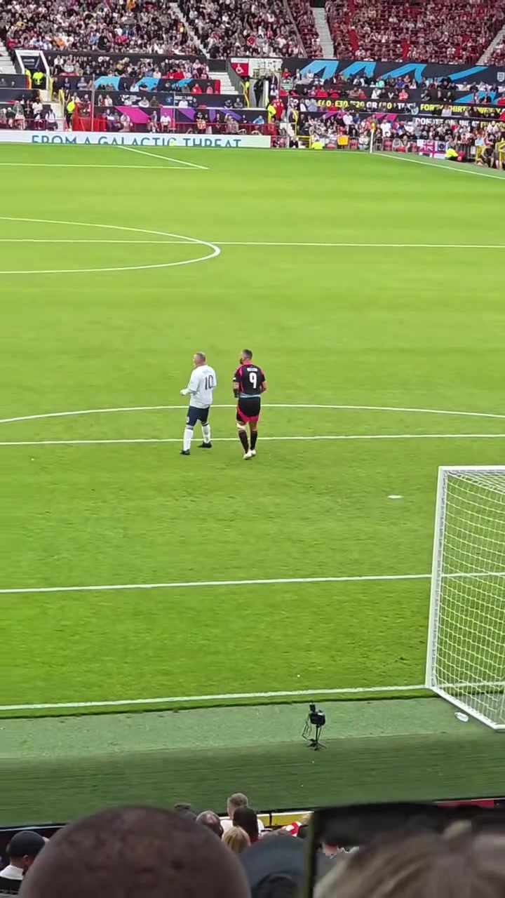 這大肚腩39歲魯尼慈善賽面對多名女足球員倒地破門