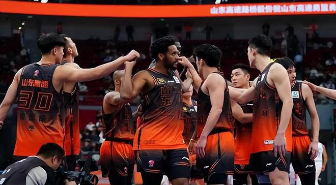 山東男籃熱身賽兩連勝，鮑威爾單場(chǎng)14分，磨合磨合，克裡斯將到隊(duì)