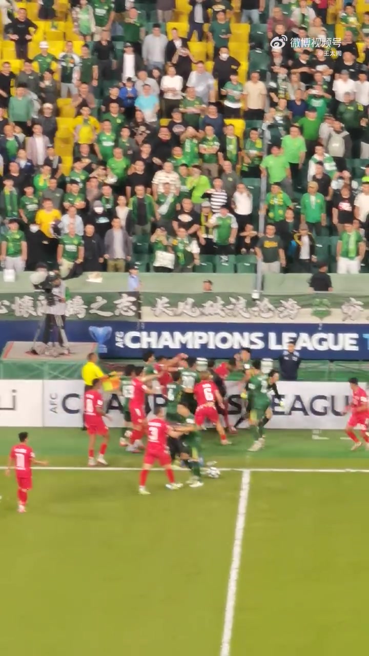 火藥味河內(nèi)球員場邊挑釁動手還踹廣告牌向國安球迷豎中指