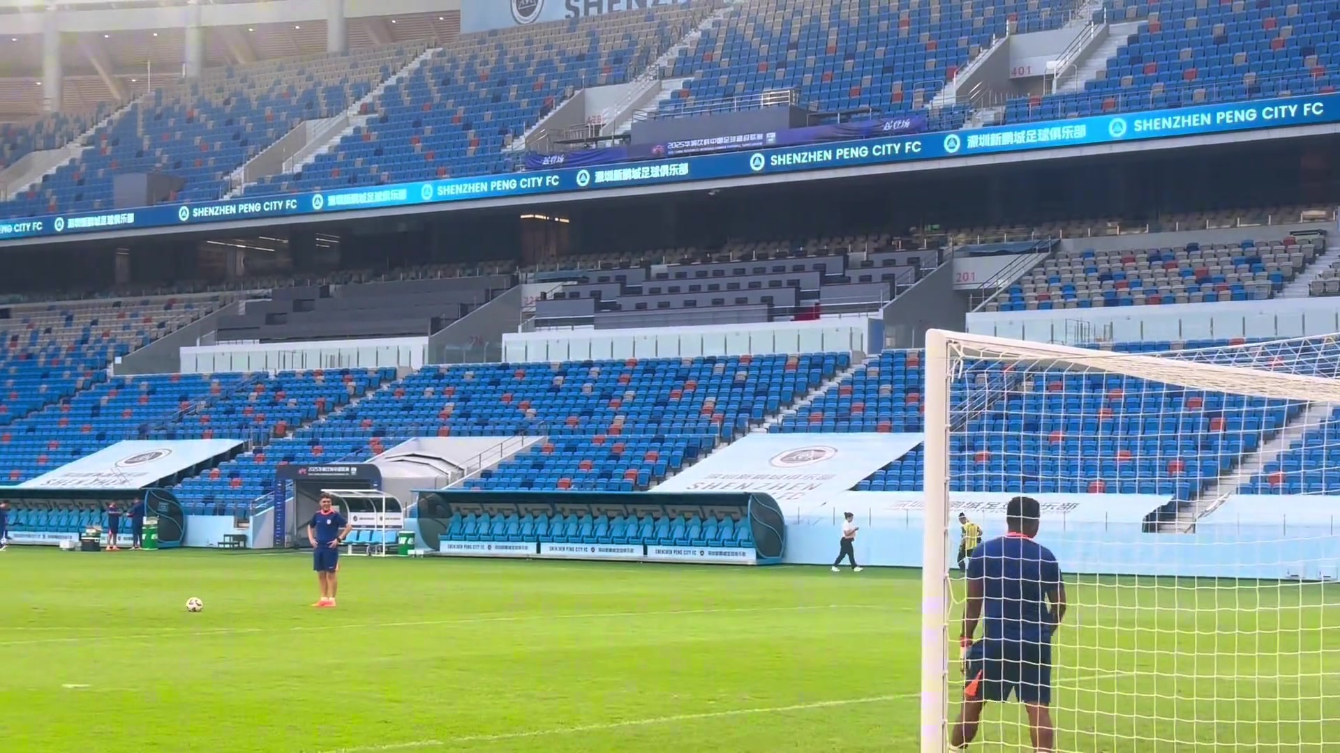 主教練正在熱身泰山隊賽前射門訓練韓鵬指導也來了一腳