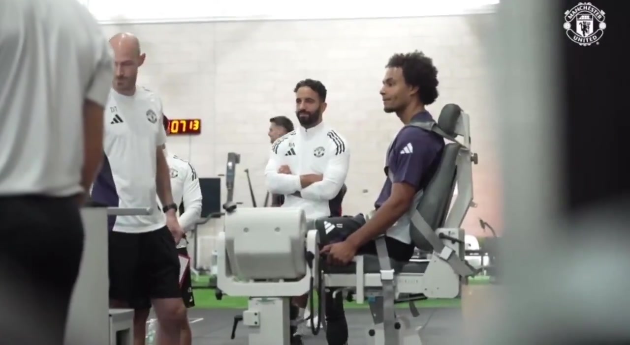 訓(xùn)練第一天曼聯(lián)球員主要進(jìn)行體能測試大家的精神還是很飽滿