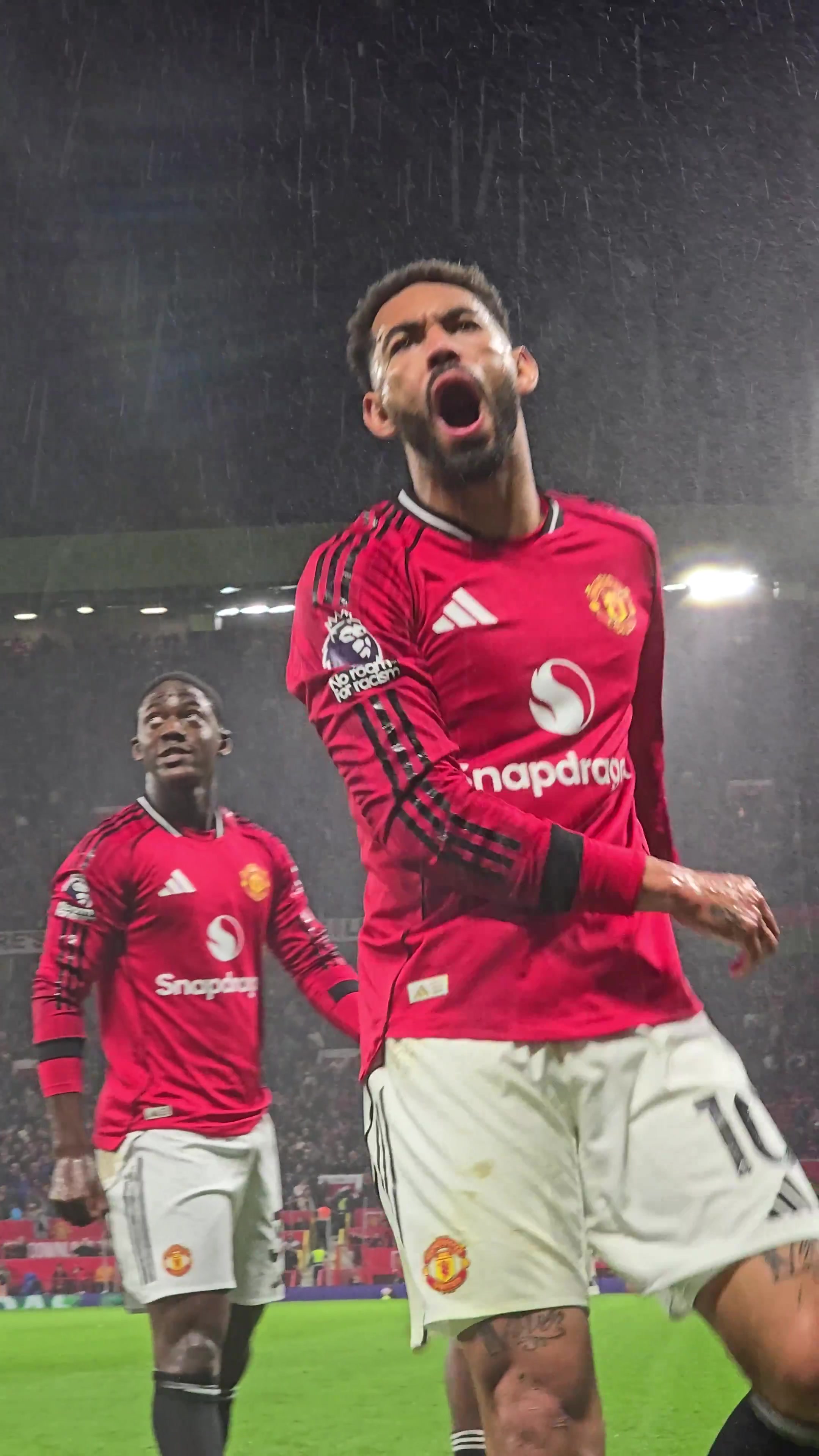 這就是對(duì)勝利的渴望比賽結(jié)束時(shí)庫(kù)尼亞激情吶喊慶祝勝利