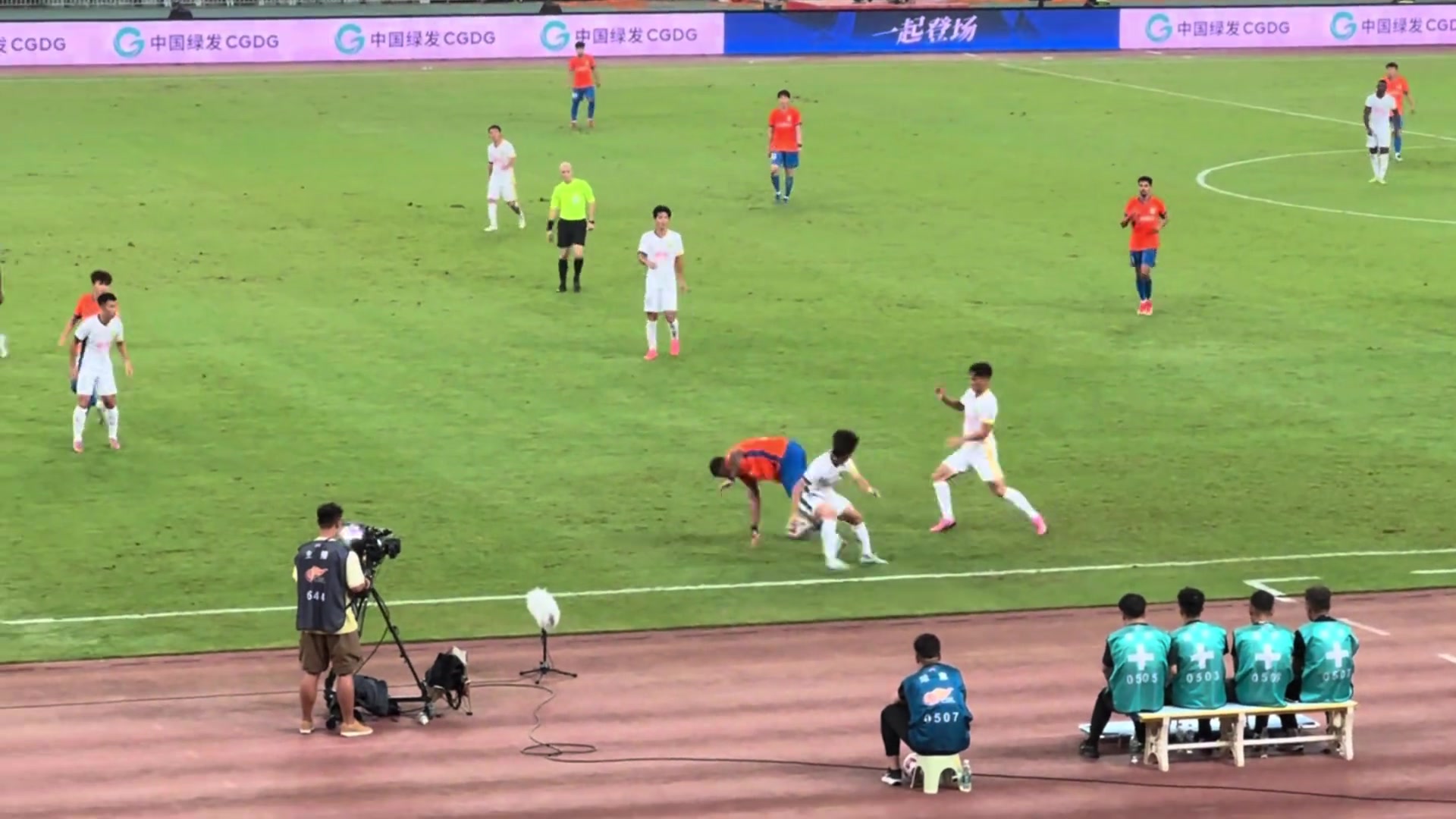 比賽尾聲階段克雷桑跌跌撞撞卻連過數(shù)人對手只能靠犯規(guī)斷球