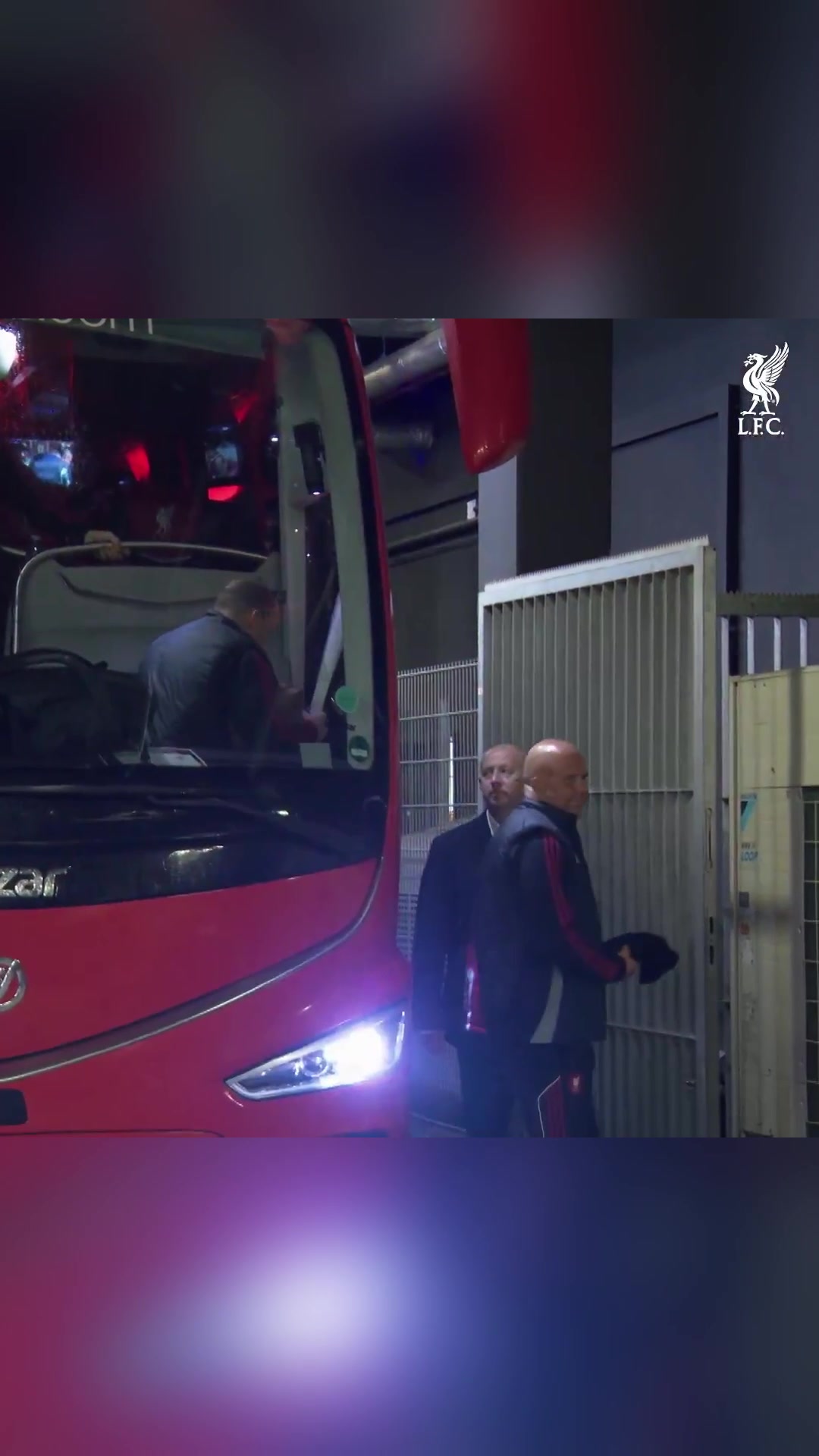 薩拉赫替補(bǔ)維爾茨首發(fā)利物浦抵達(dá)球場(chǎng)迎戰(zhàn)法蘭克福