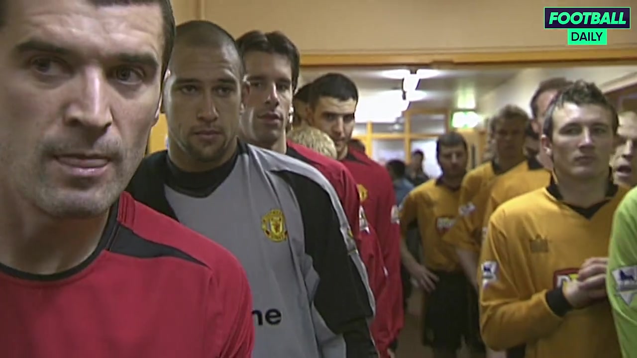 不愧是隊(duì)長看著基恩走出球員通道曼聯(lián)眾將也跟隨走了出去