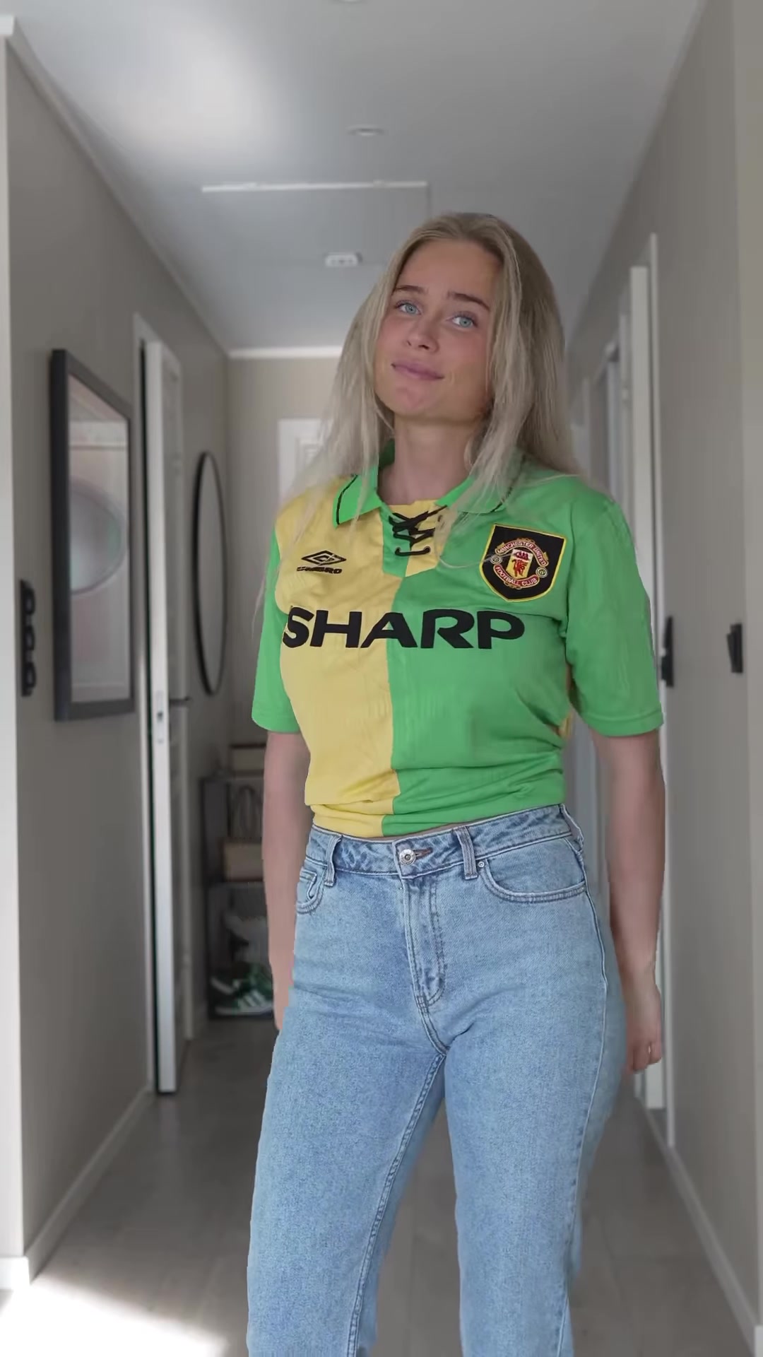 這是真曼聯(lián)女球迷這么多的球衣看得我眼花繚亂