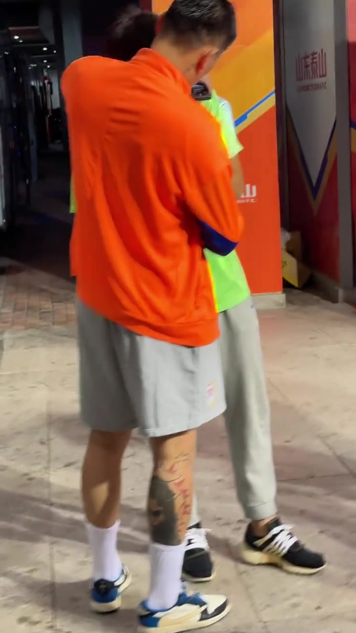 英雄惜英雄賽后王大雷安慰李磊比賽是殘酷的輸贏都要釋懷